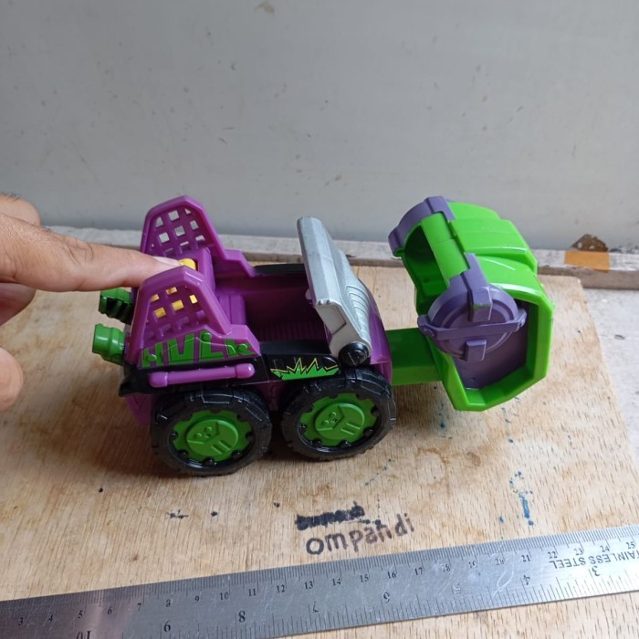 MAINAN miniatur kendaraan Hulk hasbro