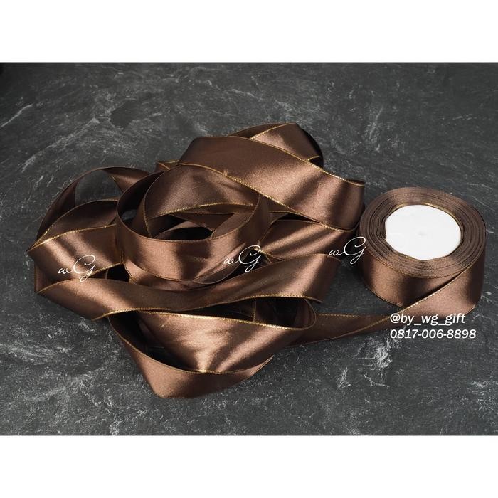 

Pita Satin Coklat Tua List Emas; Lebar 3.5 cm; Panjang 25 yard