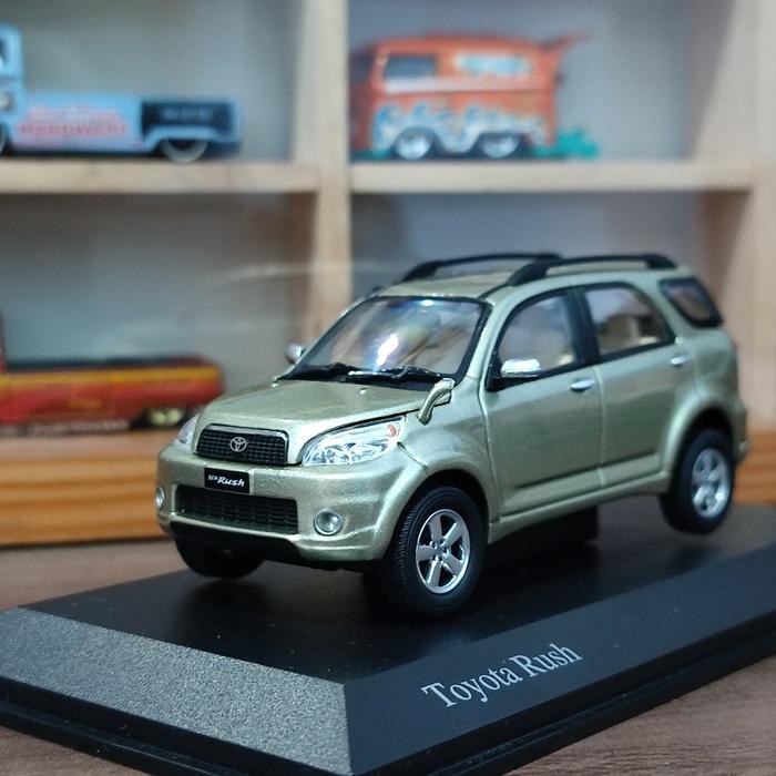 Diecast miniatur toyota Rush skala 1:43 Auto2000 champagne RARE