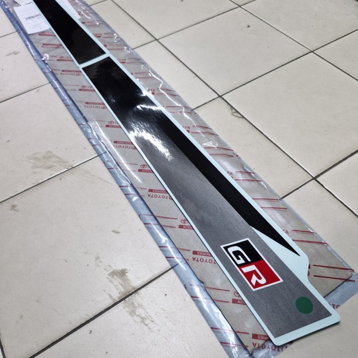 Stiker GR Sticker Body Pintu Kiri HITAM Asli TOYOTA RAIZE GR SPORT Genuine Accessories