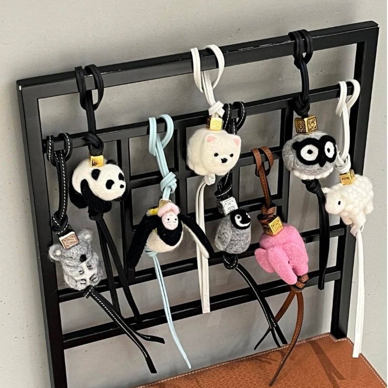 Pre Order LOWE Pesona Wol Kempa Buatan Tangan Gantungan Tas Aksesoris