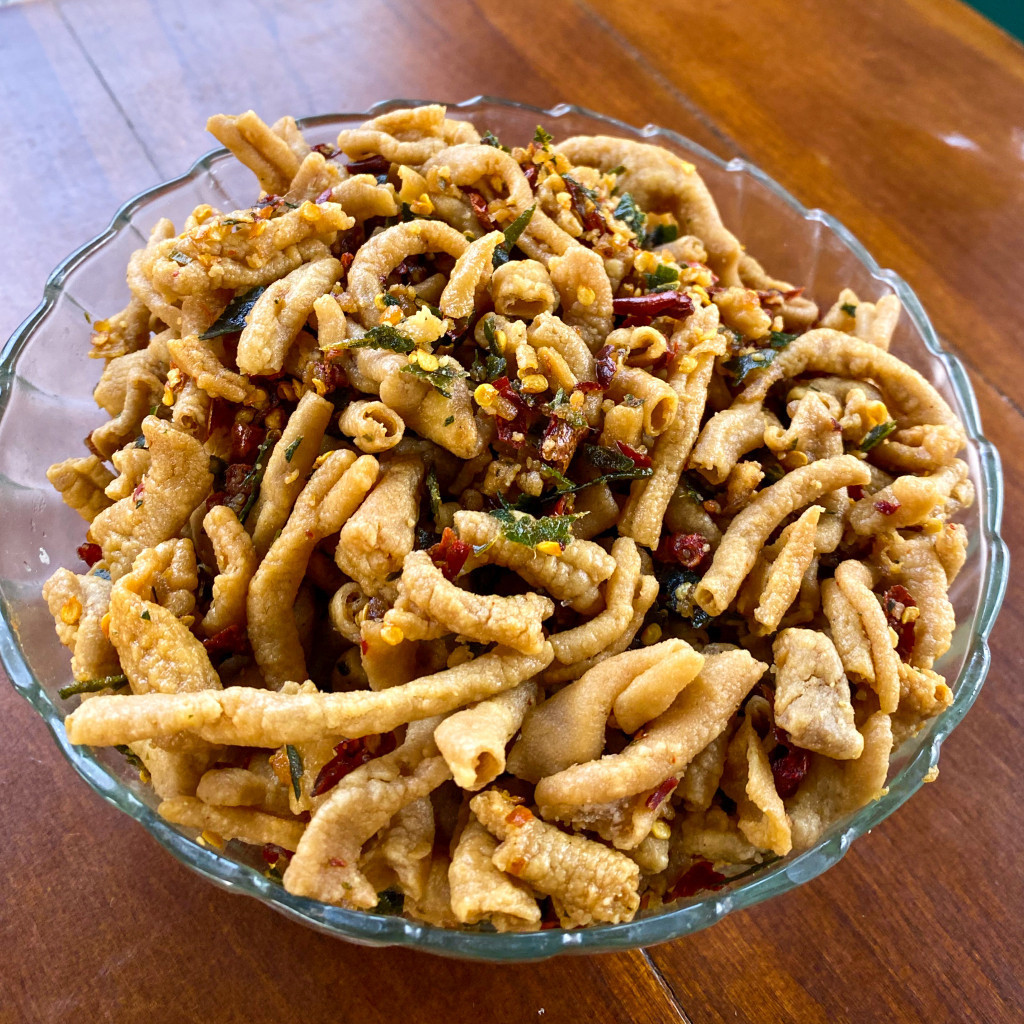 

kripik free ongkir bayar di tempat cod keripik usus bumbu Pedas daun jeruk 1 KG gratis ongkir sindikat badokan jamin nagihh gurih