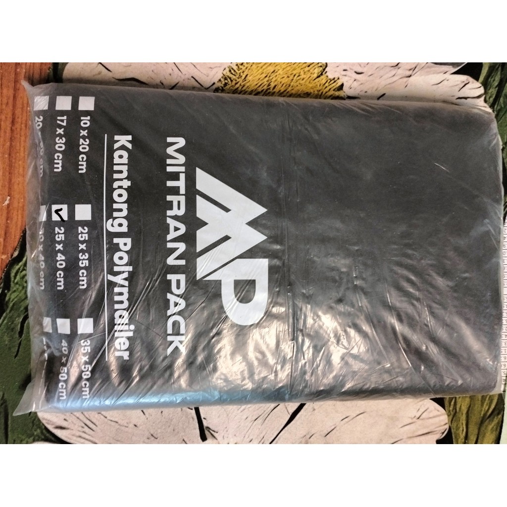 

plastik polymailer ukuran 25x40 cocok untuk paking kiriman dijamin aman lem kuat tidak mudah robek 1 pak isi 100lembar