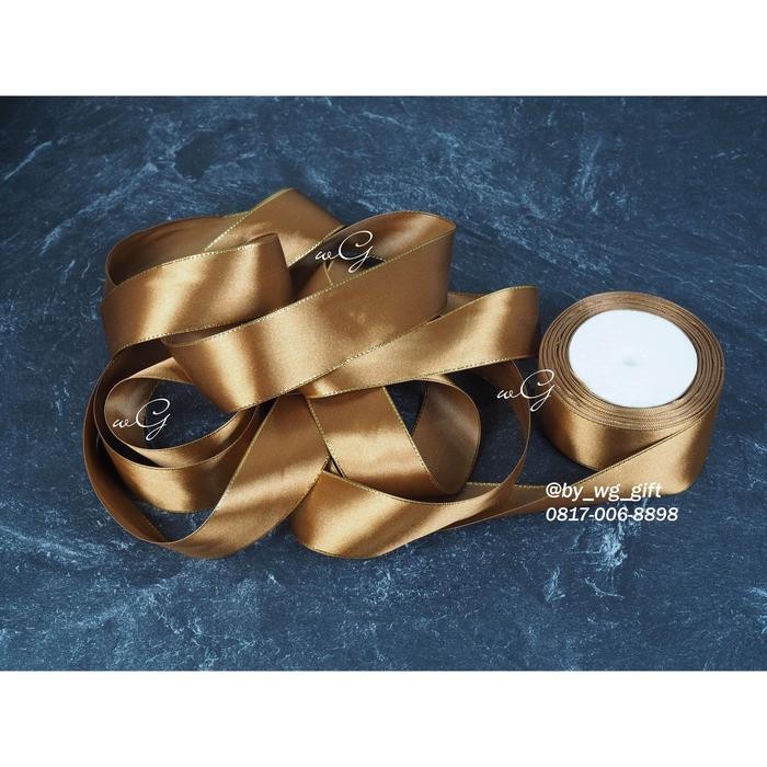 

Pita Satin Coklat B List Emas; Lebar 2.5 cm; Panjang 25 yard