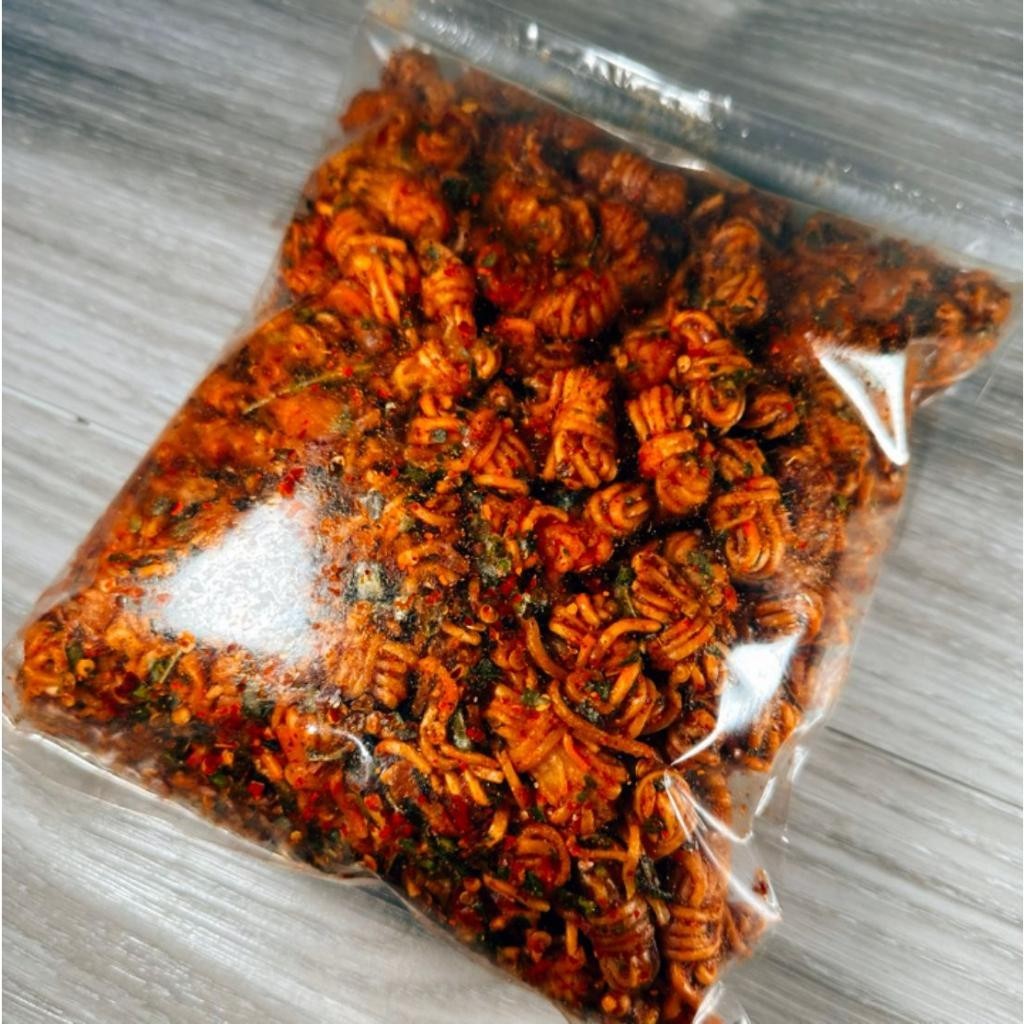 

Cemilan Seblak MIE GULUNG PEDAS DAUN JERUK 500GR Snack Goreng Kering Food