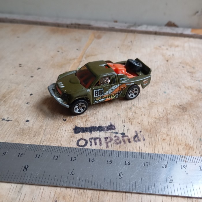 MAINAN hot wheels diecast off track