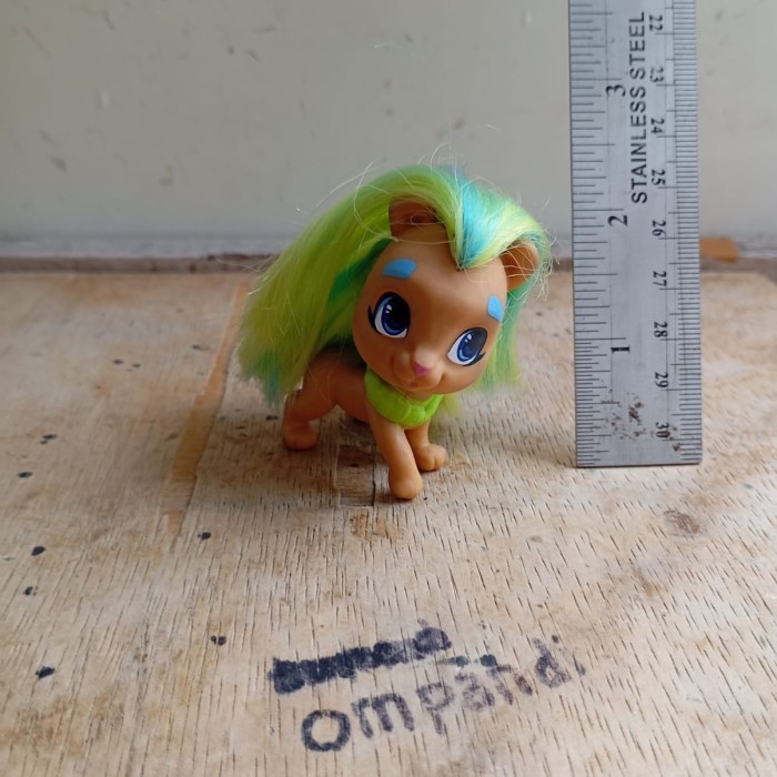 figure kartun hewan singa lucu