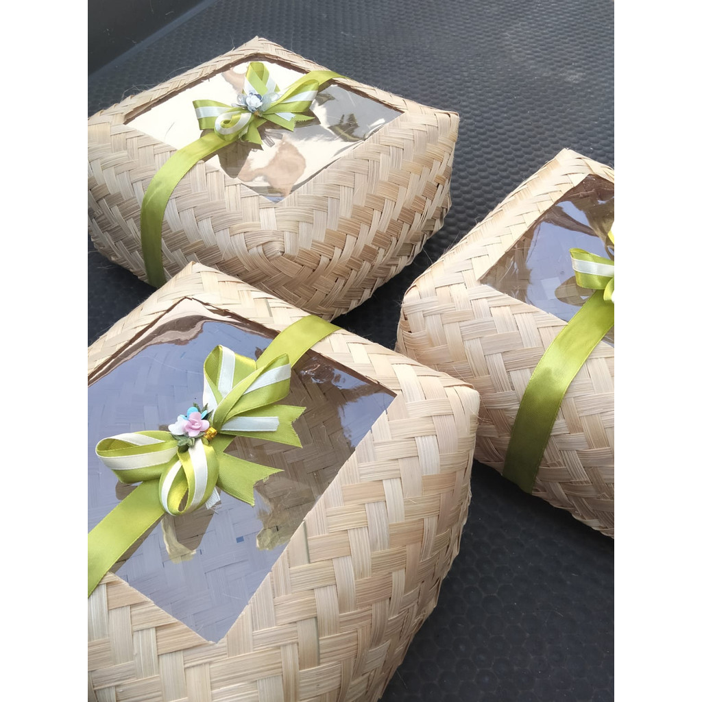 

Besek natural mika pita bunga murah banyak varian ukuran P1 NTR PITA DUO L BG esek Bambu Warna Warni 18 x 18 cm / Besek Warna / Besek Hampers Warna / Besek Nasi Bambu/besek daging/besek kenduri