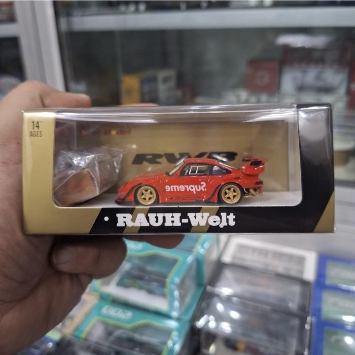 LP2155 Star Model Skala 64 Porsche RWB Supreme Red With Figure