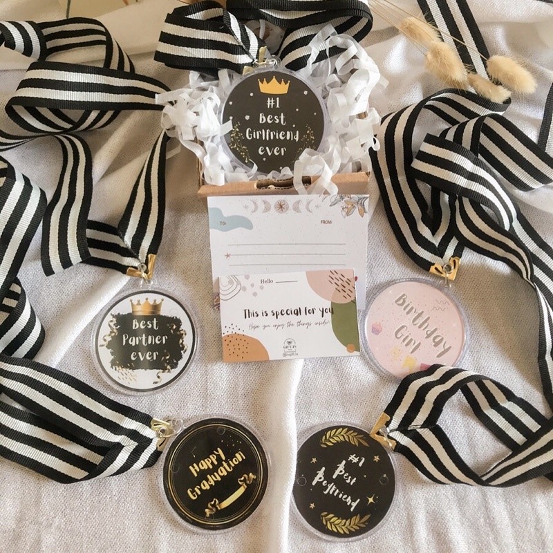 

Medali Custom Akrilik Graduation Wisuda Kelulusan Sekolah Hadiah Ulang Tahun Souvenir Lomba