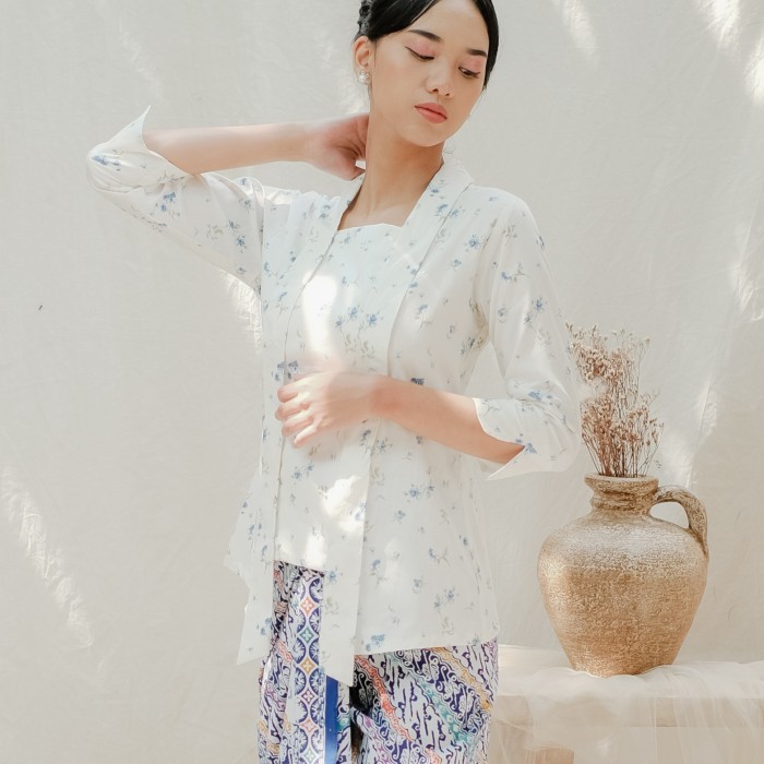 

Kebaya Kutubaru Clarris Lengan 7/8 Meradelima Katun Jepang Putih Biru - XL