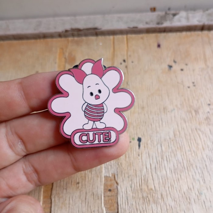 MAINAN miniatur pin disneyland piglet Winnie the Pooh