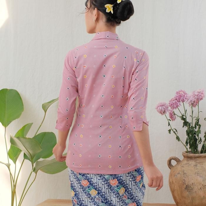 

Kebaya Kutubaru Etnik Jasmine Lengan 7/8 Meradelima Katun Dusty Pink - XS