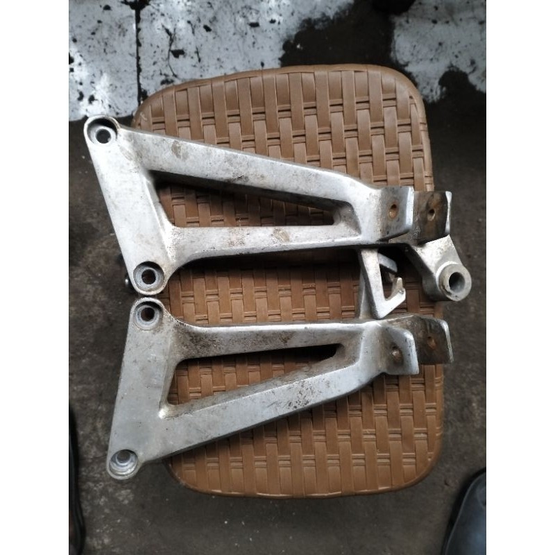 PoSTEP BELAKANG1SET HONDA CBR 150 OLD Thailand second