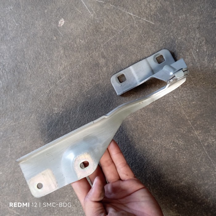 Hinge hood Engsel kap motor / mesin bagian kanan R CJR Nissan Grand Livina L10 asli copotan