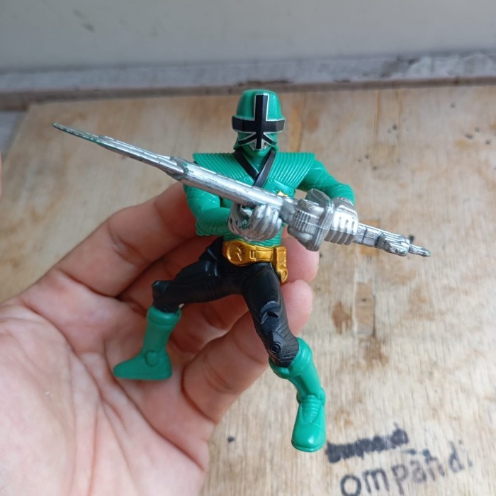 MAINAN figure power rangers samurai hijau