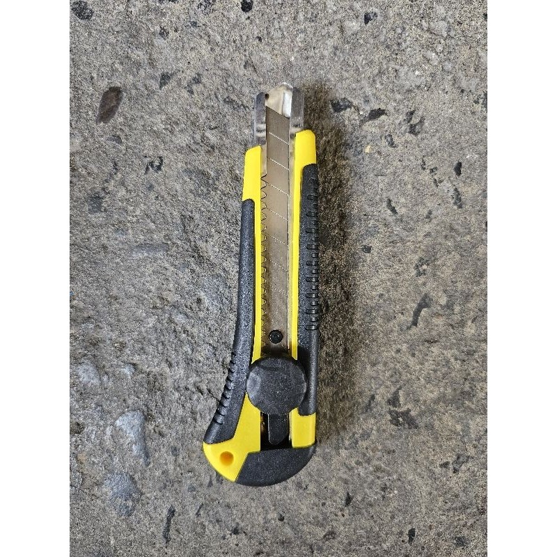 

PLAOSANSTORE Pisau Cutter Besar Tajam Heavy Duty (Pegangan Karet)