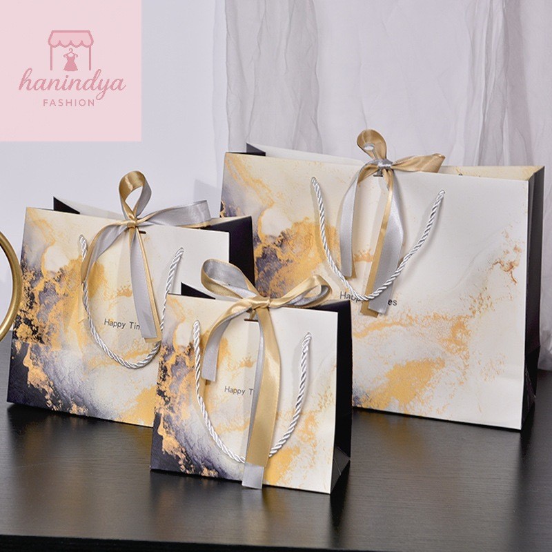 

Hampers Terbaru / Premium Paperbag Marble Biru Muda Emas Free Pita Mewah / Paperbag Tenteng / Kantong Untuk Hadiah / Kantong Hampers