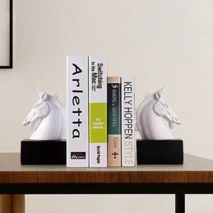 

Penyangga Buku Kepala Kuda 1 Set Hiasan Rak Meja Kantor Bookend Masculine Dekorasi Maskulin Ruangan Pria Hadiah Rekan Bisnis Partner