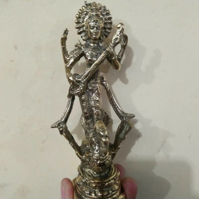 patung dewi saraswati