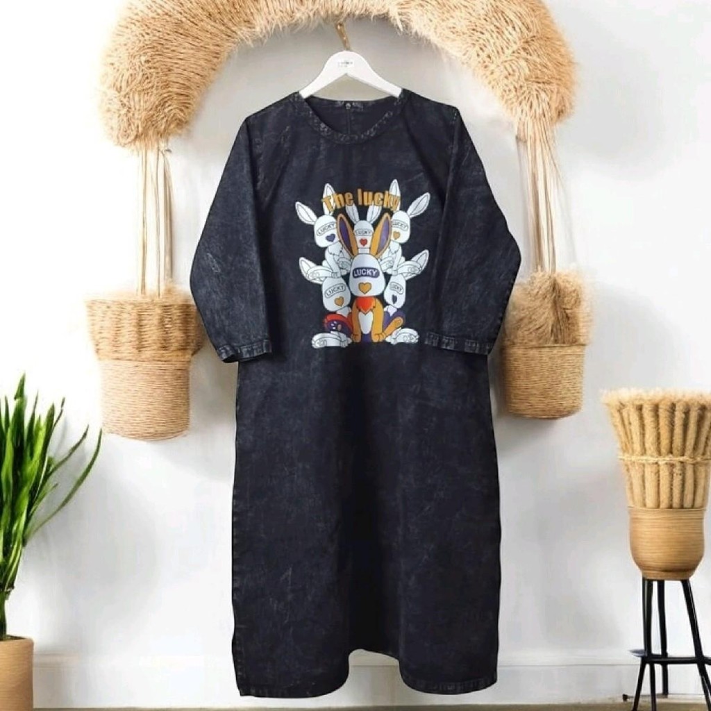 BAJU GAMIS JEANS DENIM MODEL MIDI DRESS MOTIF SABLON GAMBAR THE LUCKY HITAM BLACK SANDWASH WANITA DE
