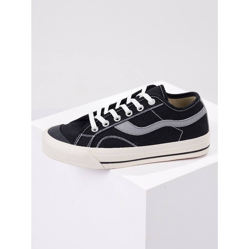 Sepatu Kanvas Hitam Sneakers Tali Pria