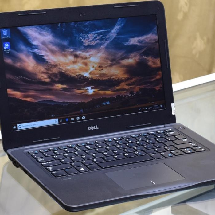 Laptop Dell Latitude 3380 i3 Bergaransi .