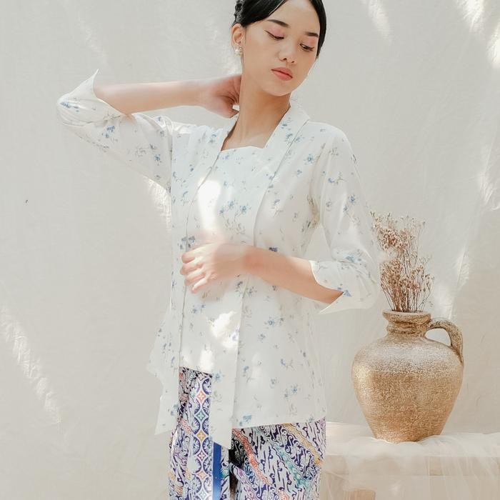 

Kebaya Kutubaru Clarris Lengan 7/8 Meradelima Katun Jepang Putih Biru - XS