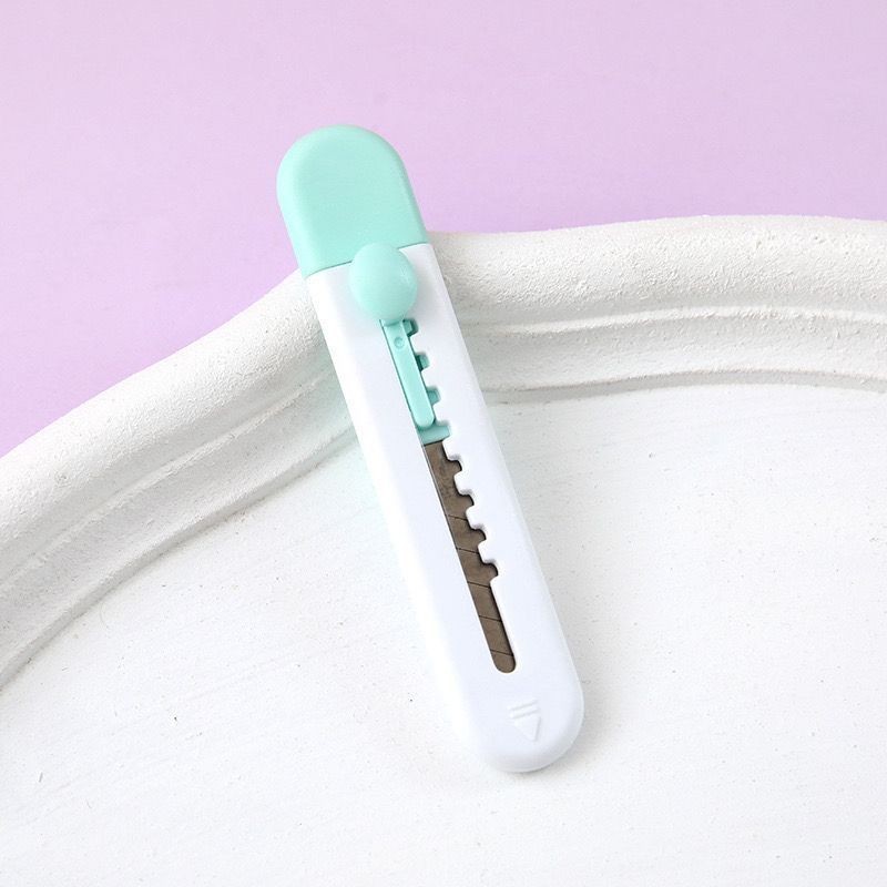 

Cutter Mini Polos Simple Murah Pemotong Kertas Serbaguna COD