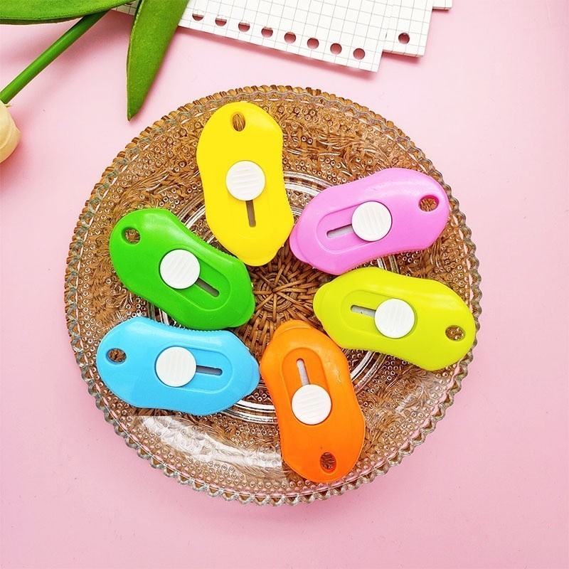 

Cutter Mini Portable Pisau Pemotong Kertas Cutter Sekolah 793