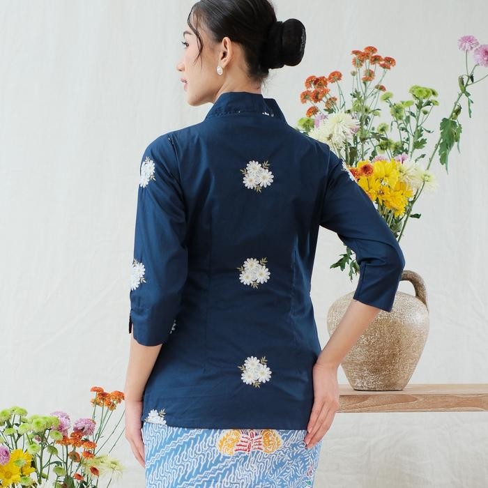 

Kebaya kutubaru bordir elanna lengan 7/8 meradelima katun biru navy - XS