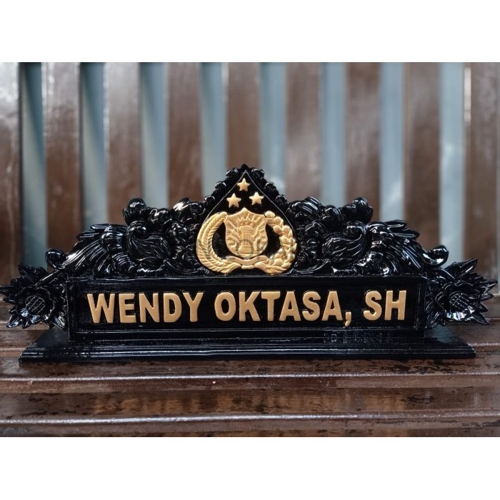 

PAPAN NAMA + PAPAN NAMA MEJA UKIR + KAYU JATI + LOGGO POLISI (CUSTOM) yermurah KF3421