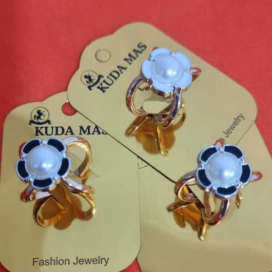 Ring Hijab Motif Bunga Mutiara Hitam Putih - Ring Kerudung Motif Bunga Mutiara Hitam Putih - Ring Ji