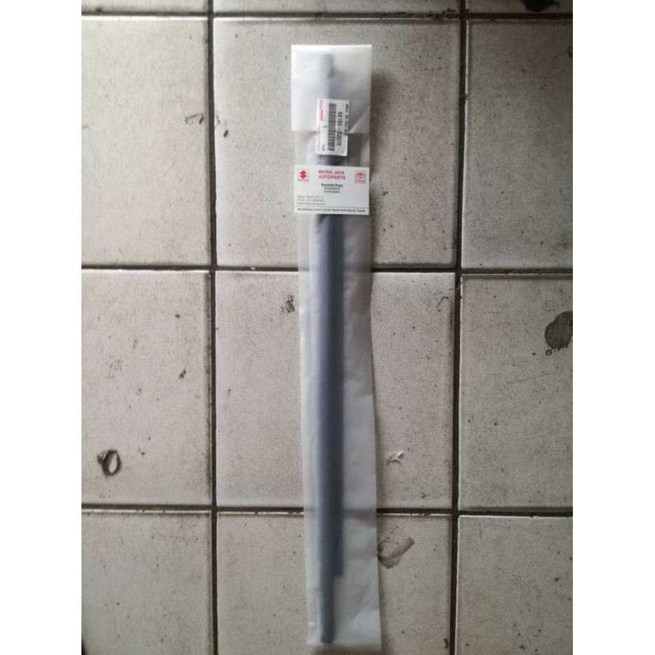 Pelipit/list kaca belakang kanan Toyota Ist quality