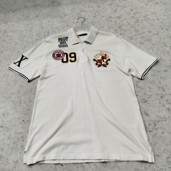 Kaos polo ABSOLUTE putih.