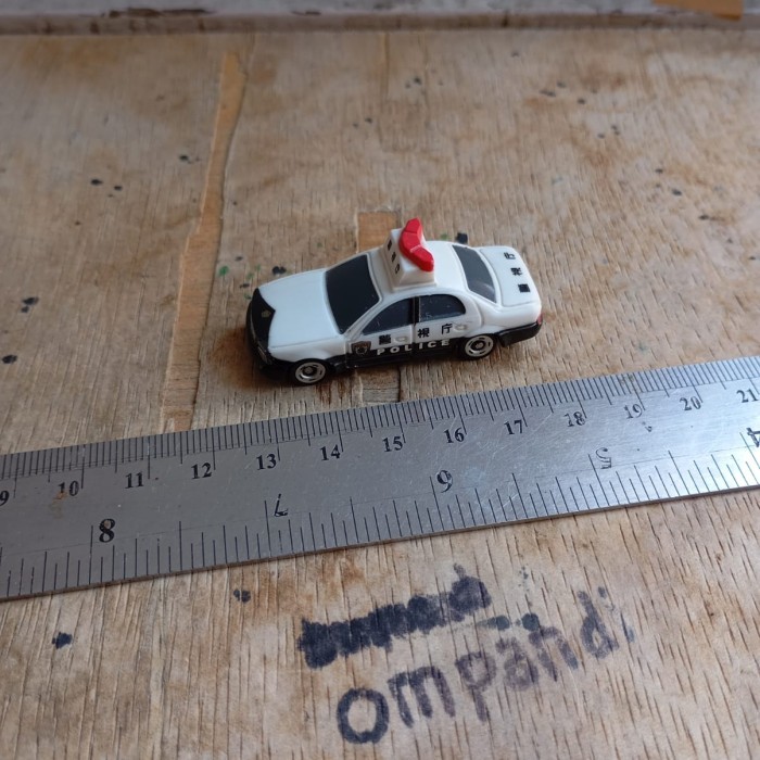 MAINAN miniatur mobil sedan polisi skala kecil