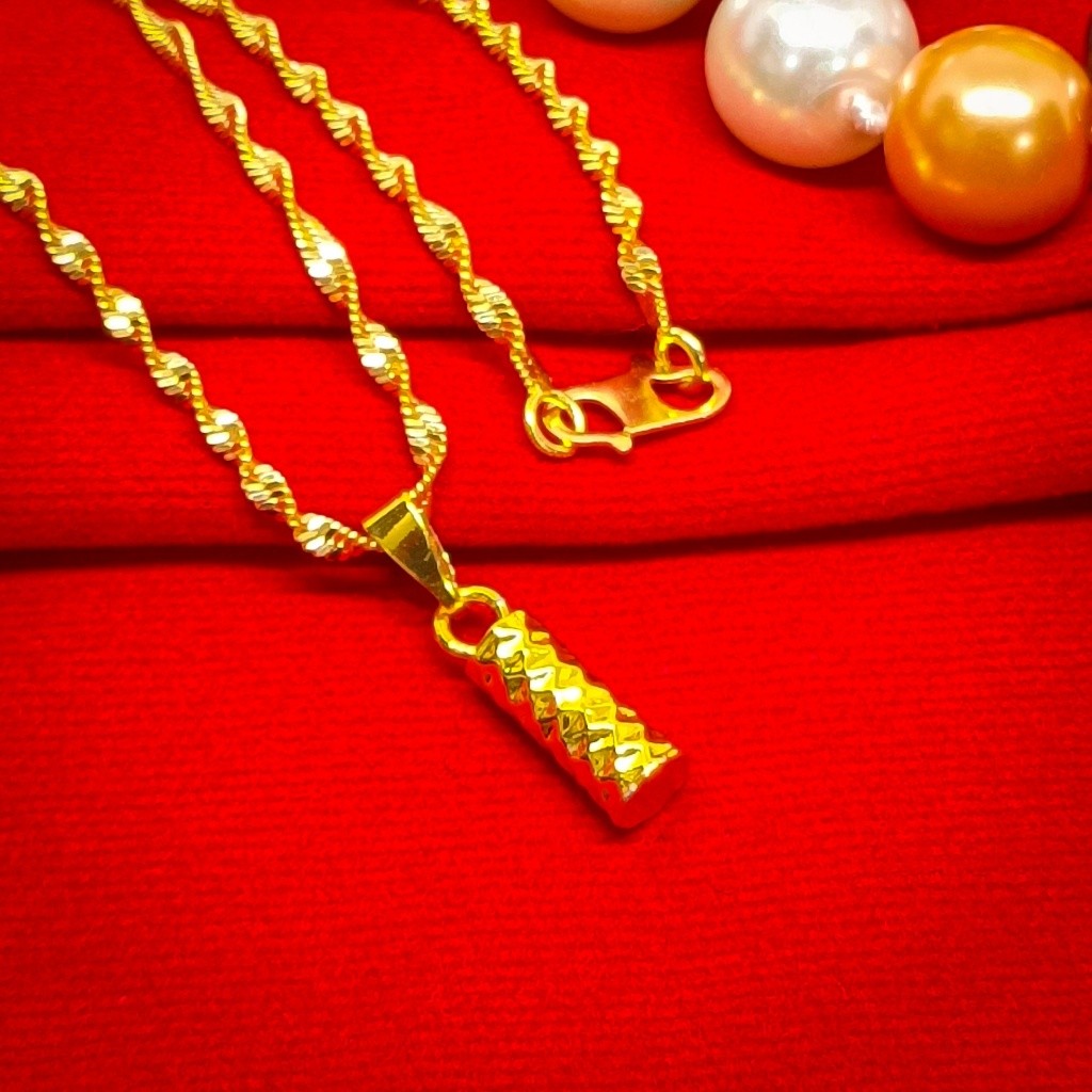 Ini adalah kalung baru, berbentuk seperti batangan emas kecil, dibuat di Hong Kong dan dilapisi deng