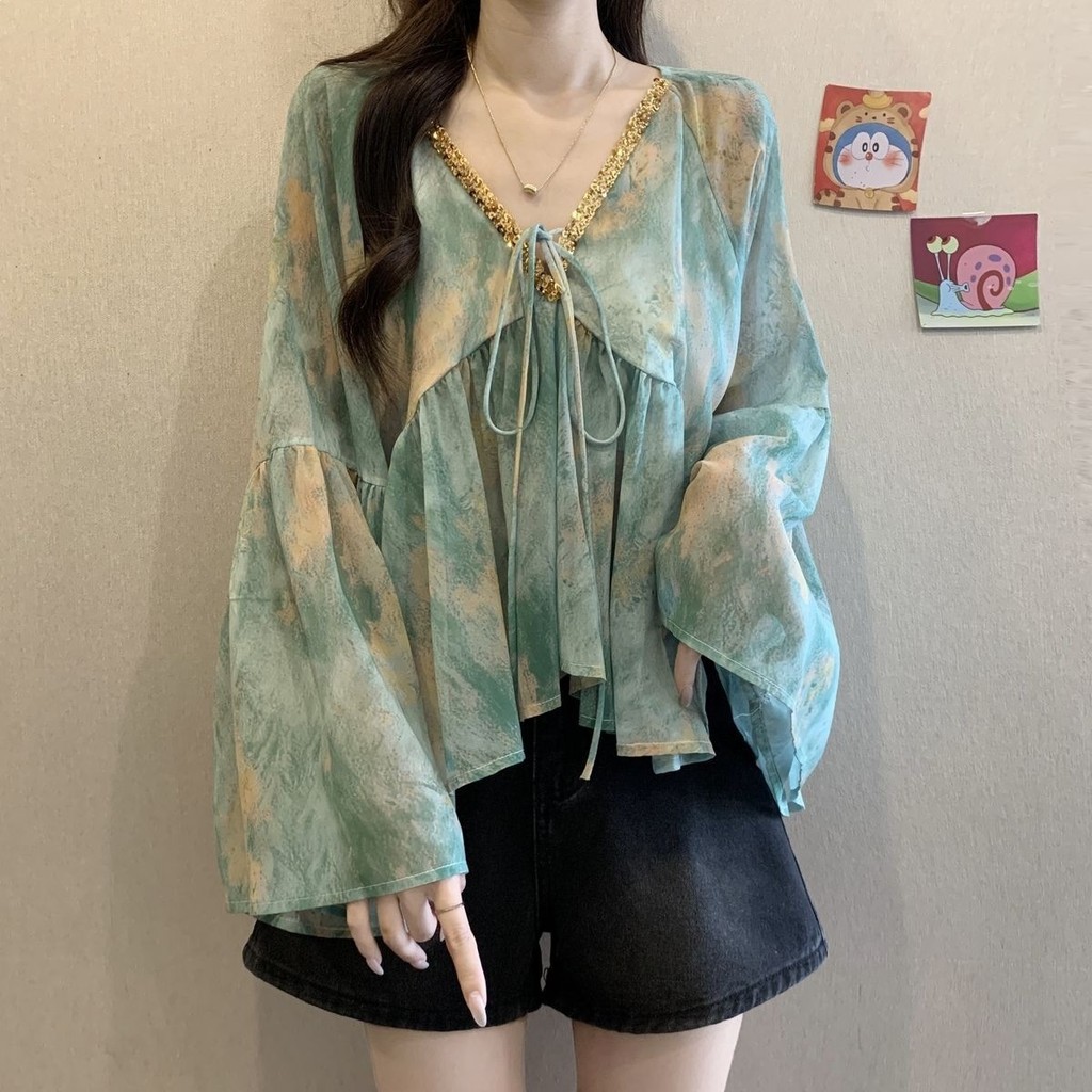 Blus Chiffon Berwarna Gradasi dengan Kerah dan Desain Penutup Perut