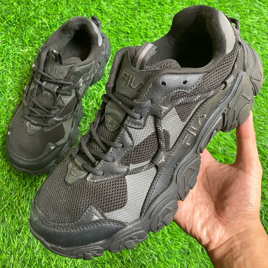 Sepatu FILA Fluid Full Black sneakers shoes ukuran 42