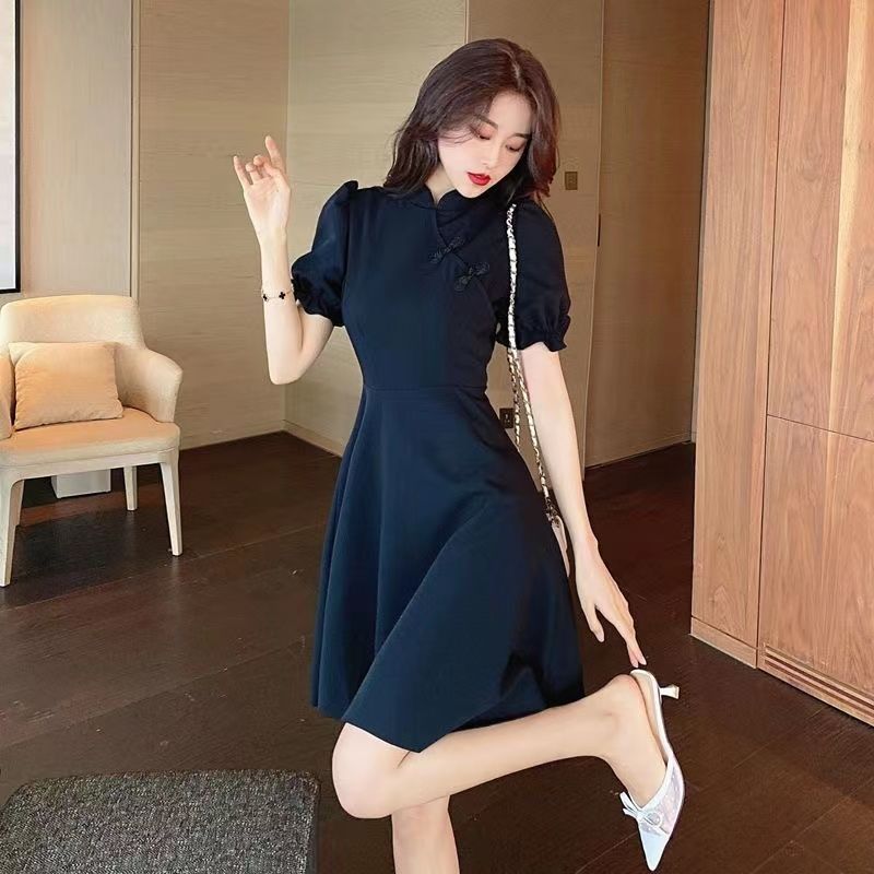 Gaun merah, cheongsam yang mewah dan elegan; gaun hitam kecil, gaun peri mungil bergaya hutan.