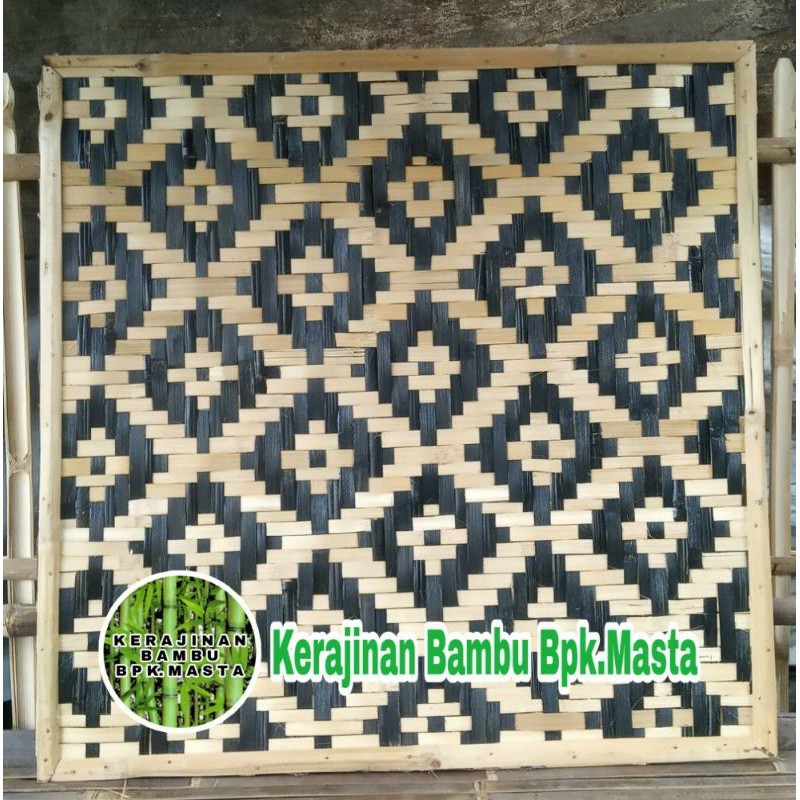 Kerajinan Anyaman Bambu Bilik Hiasan Dinding Ukuran L50XP50 CM Motif Kembang