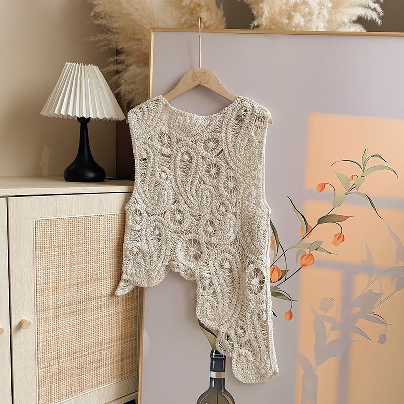 Rompi rajutan crochet yang dilapis dengan atasan luar tanpa lengan bergaya Korea baru.