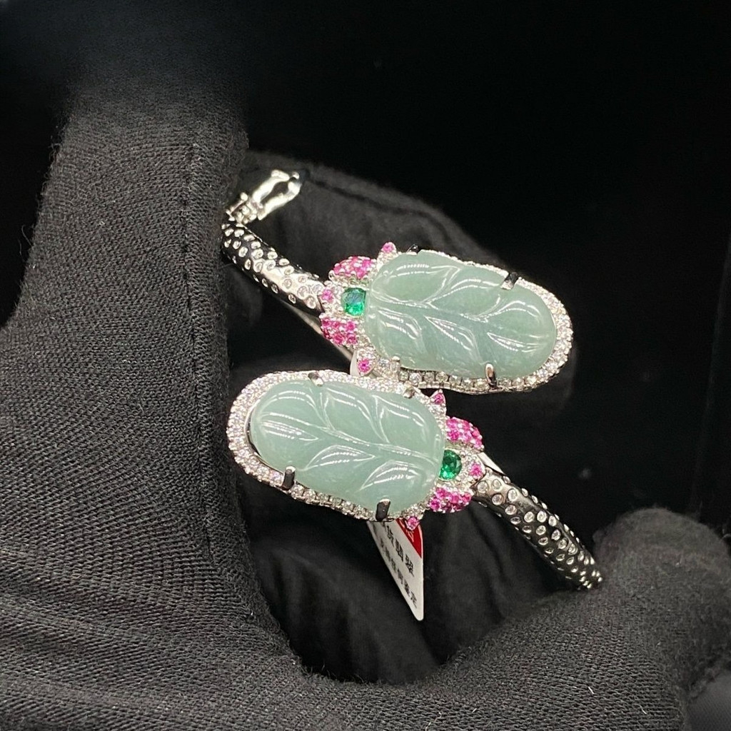 Gelang daun giok, pencocokan harta karun warna berlian hijau muda es, desain