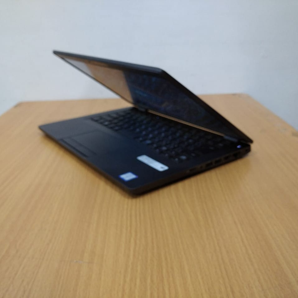 laptop  laptop Dell 5400 ram 8Gb  core i5 gen8 ssd 256 ringan