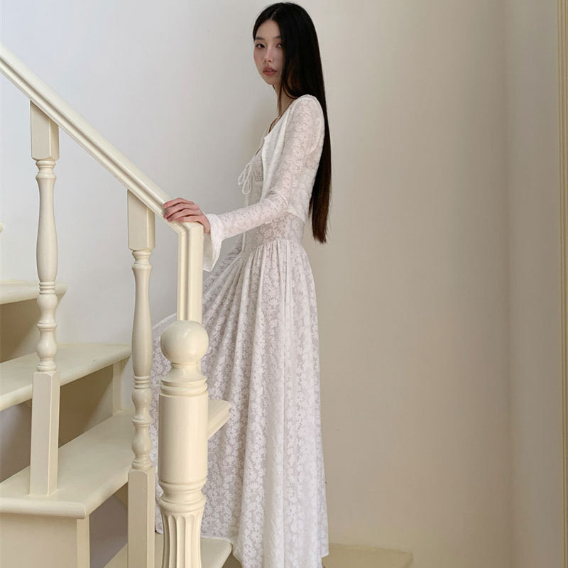 Mode VogueSetelan dua potong cardigan pendek jacquard dan gaun kamisol berpotongan rendah.