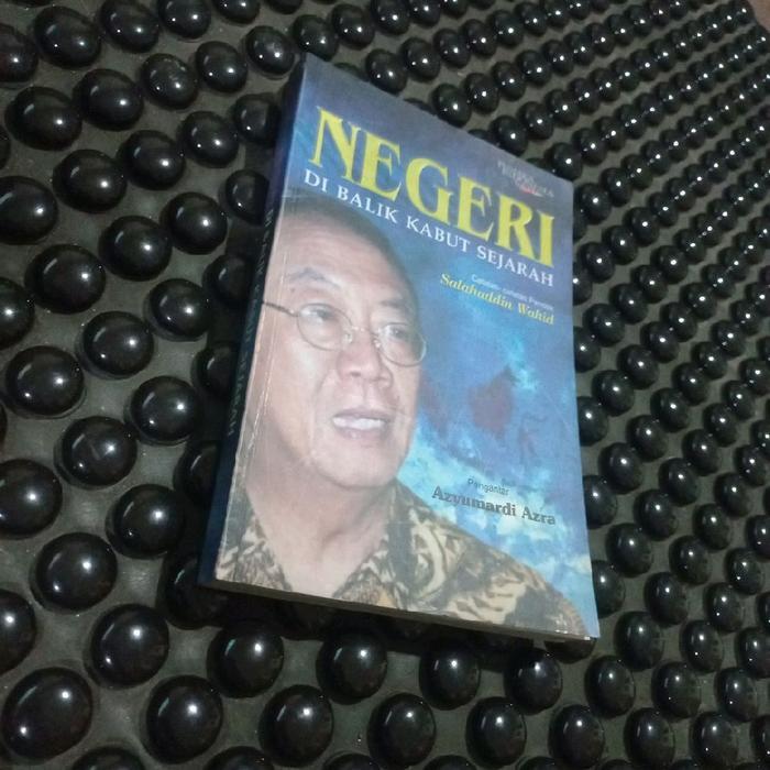 Buku Negeri Di balik Kabut Sejarah
