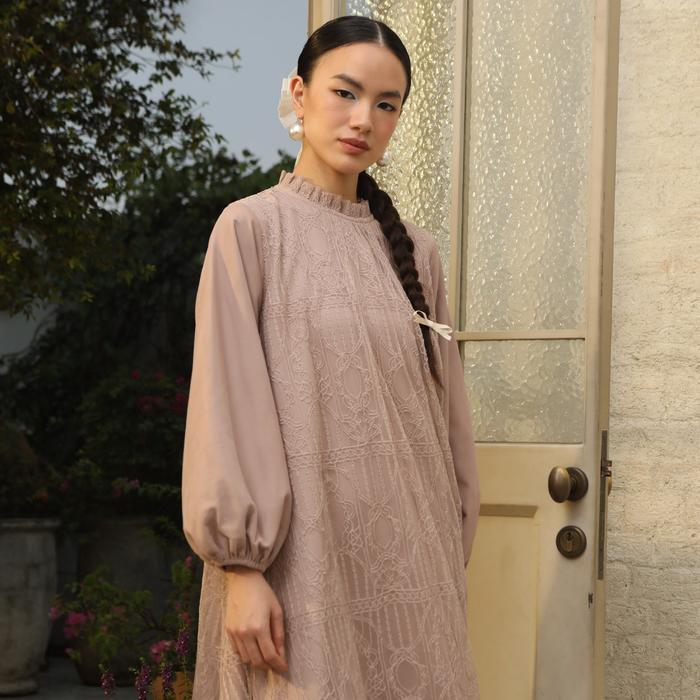 Syahira Mocca Dress - Gaun Lebaran Brukat Tulle Elegan Best Seller dengan Manset Elastis & Kombinasi