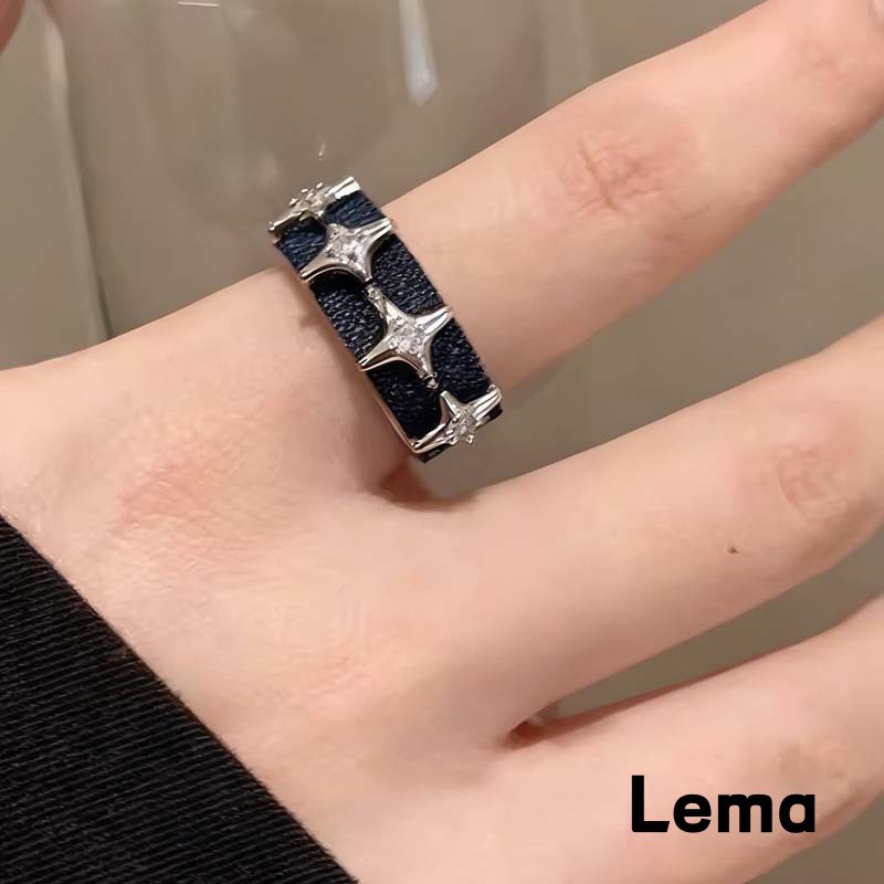[Lema] Cincin Terbuka Denim Biru Tua dengan Tiga Bintang Empat Sisi Berlian Kecil Desain Modern Mini