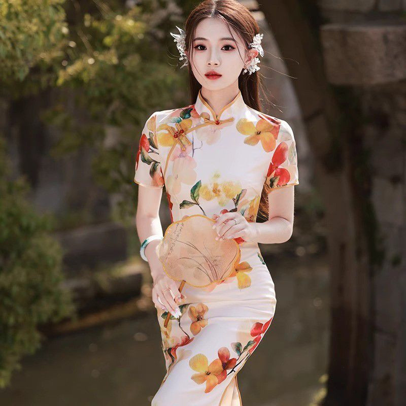 Cheongsam elegan gaya Tiongkok baru dengan sentuhan retro ala Republik Tiongkok.
