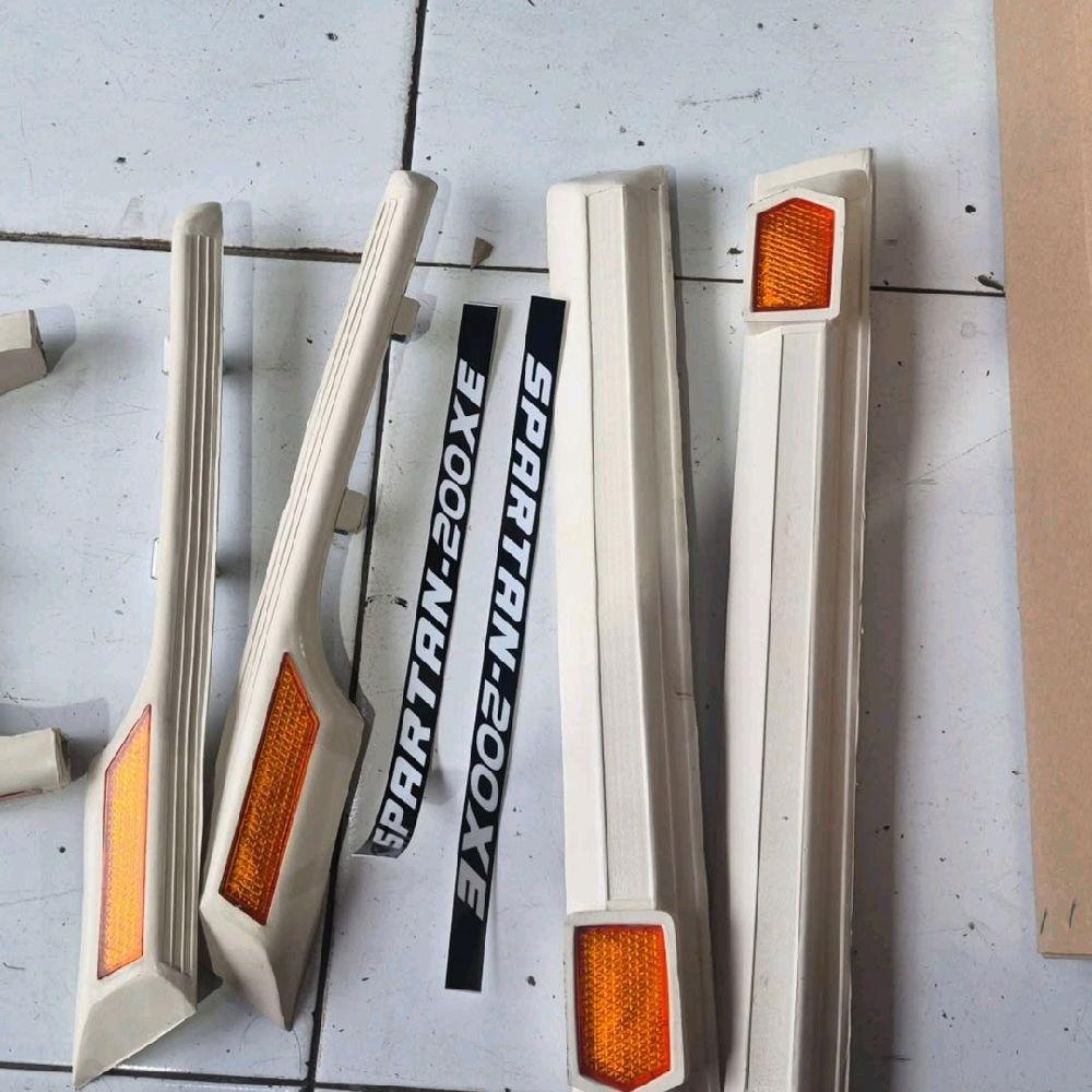 karet set trim body vespa napoleon spartan lokal replika detail cakep warna putih